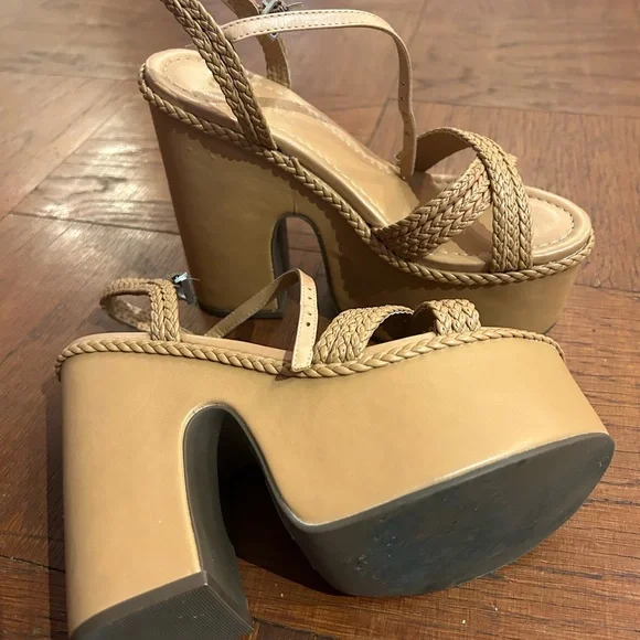 Schultz almost brand new platform shoes - Picture 2 of 4